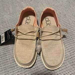 NWT Wendy hey dude size 8